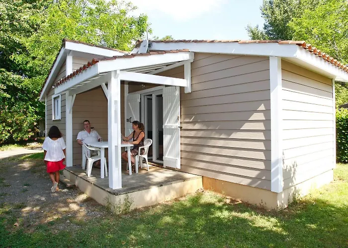 Le Domaine Du Cedre Village de vacances Rivières