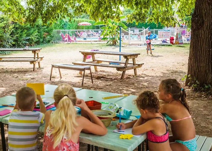 Le Domaine Du Cedre Village de vacances Rivières